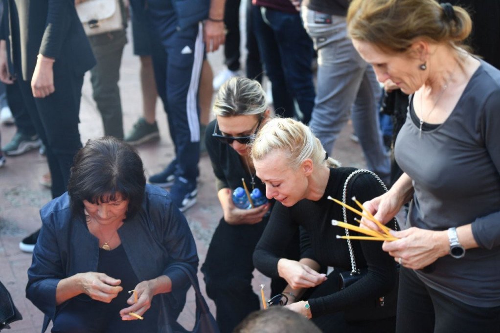 Supruga nastradalog Stefana Nedeljkovića pali sveću 