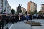 KOSOVSKA MITROVICA ZAVIJENA U CRNO: Ljudi se okupljaju i po drugim opštinama da odaju počast ubijenim Srbima (FOTO)