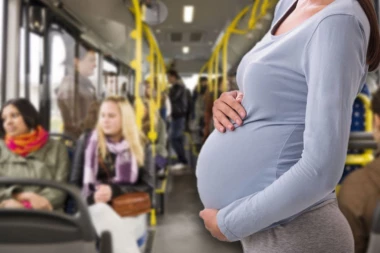 BABE SE GURALE, LJUDI OKRETALI GLAVU! Trudnica doživela OVO u gradskom prevozu, pa uputila APEL!