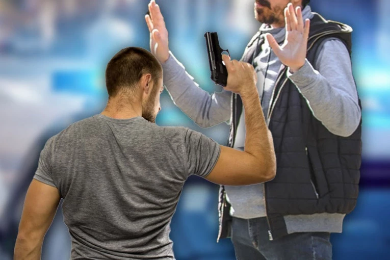 MRTAV PIJAN PIŠTOLJEM PRETUKAO BRAVARA! Nije otvarao vrata, majka u panici zvala da se obije brava, on mislio da je LOPOV!