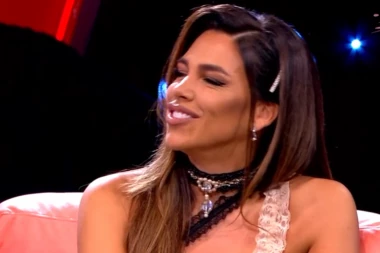 KAO OD MAJKE ROĐENA! Kaja Ostojić po paklenoj vrućini rešila DA NIŠTA NE STAVI NA SEBE!