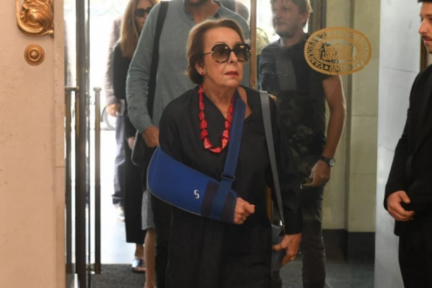 CECI BOJKOVIĆ POVREĐENA RUKA: Uznemirujuće izdanje poznate glumice, svi se zabrinuli (FOTO)