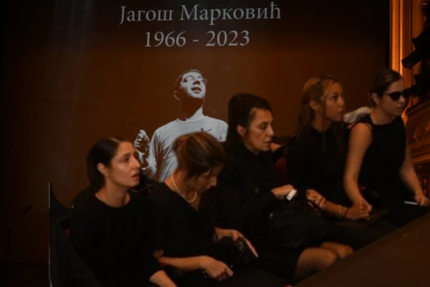 ĆERKE JAGOŠA MARKOVIĆA RONE SUZE: Potresne scene na komemoraciji slavnog reditelja, porodica nema od bola (FOTO)