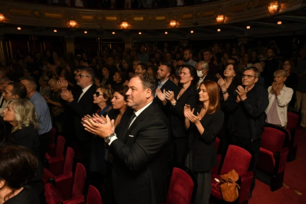 OVACIJE ZA JAGOŠA MARKOVIĆA NA KOMEMORACIJI CEPAJU DUŠU NA KOMADE: Cela sala ustala i aplaudira slavnom reditelju (VIDEO)