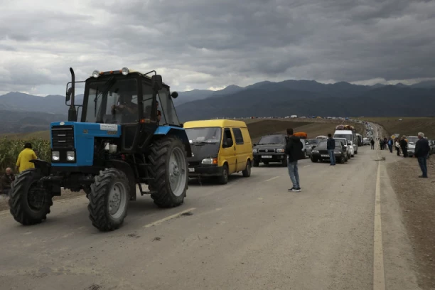 POTRESNO! JERMENI MASOVNO BEŽE IZ KARABAHA: U strahu od Azera, očajni ljudi napuštaju vekovna ognjišta! Do sada otišlo 42.500 osoba (FOTO, VIDEO)