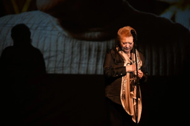 BIVŠA ŽENA JAGOŠA MARKOVIĆA POTPUNO SLOMLJENA: Glumica skrhana od bola jeca i roni suze na komemoraciji, OVO ju je razorilo (VIDEO)