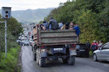 ZA NEKOLIKO DANA U KARABAHU VIŠE NEĆE BITI JERMENA: Više od 84.000 ljudi pobeglo u Jermeniju