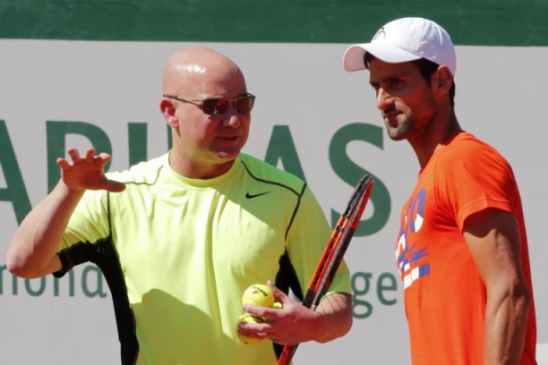 NOVAKOV BIVŠI TRENER SE BAŠ IZBLAMIRAO! Agasiju očajno ide sabiranje brojeva: "Ako me Štefi ostavi"...