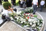 EVO PORED KOGA ĆE POČIVATI JAGOŠ MARKOVIĆ: Legendarni reditelj sahranjen pored čuvenog imena u Aleji velikana (FOTO)