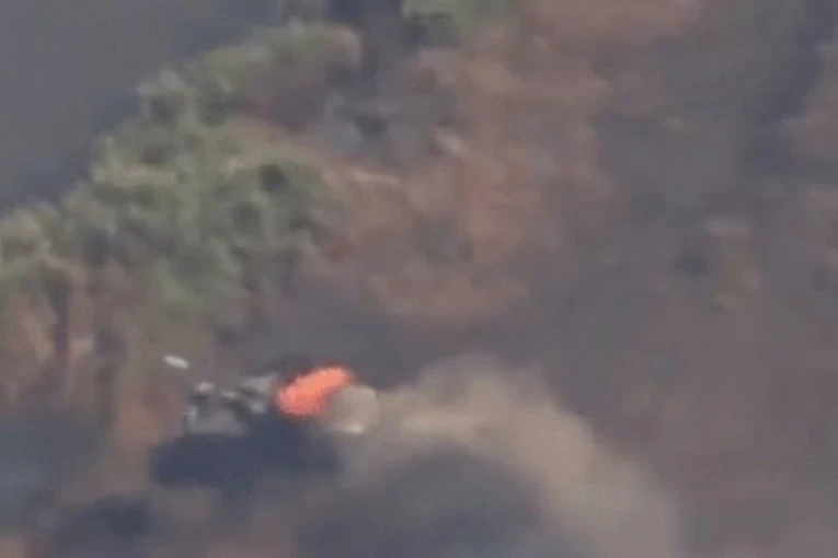 DRAMATIČAN SNIMAK SA SUROVIKINOVE LINIJE: Ruski tenk pogođen AMERIČKOM RAKETOM uleteo U REKU, u očajničkom pokušaju posade da UGASI VATRU (VIDEO)