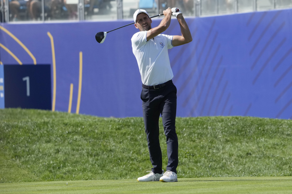 Novak Đoković igra golf
