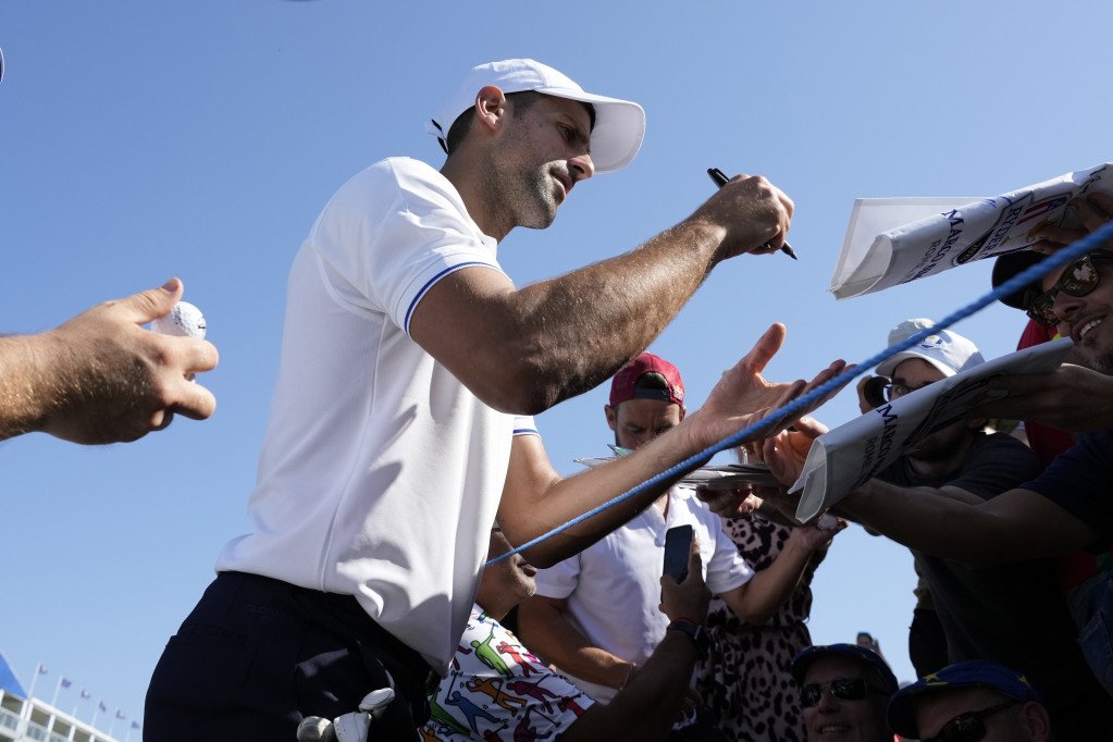 Novak Đoković igra golf