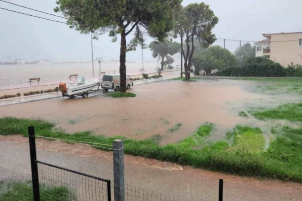 NEMA STRUJE, KUĆE POPLAVLJENE, PUTEVI OŠTEĆENI: Oluja pogodila grčko ostrvo Evija