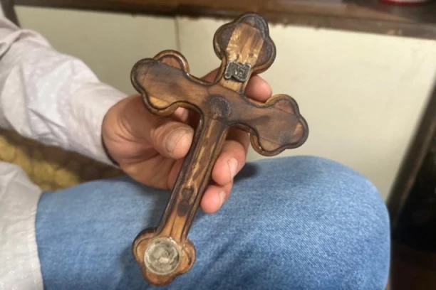 UNIŠTENA PRAVOSLAVNA GROBLJA U BOSNI: Vandali lomili sve krstove do neprepoznatljivosti!