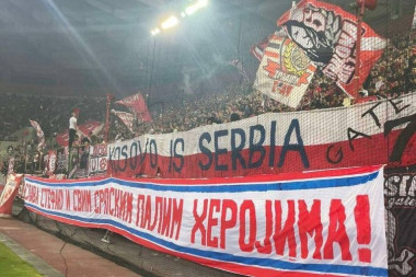 GRCI NEMAJU DILEMU: Kosmet je Srbija! Navijači Olimpijakosa odali počast ubijenom "deliji"