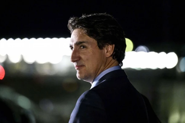 IMAŠ KRV NA SVOJIM RUKAMA! Demonstranti napali premijera Kanade! Haos u restoranu, nikad više policajaca ga spasavalo od RULJE