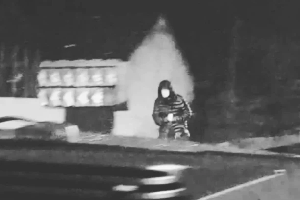 MISTERIOZNA OSOBA U CRNOM U KOVILJU! Građani u strahu i nedoumici - ko se šeta ovako u mrklom mraku: PROŠLA ME JE JEZA! (VIDEO)