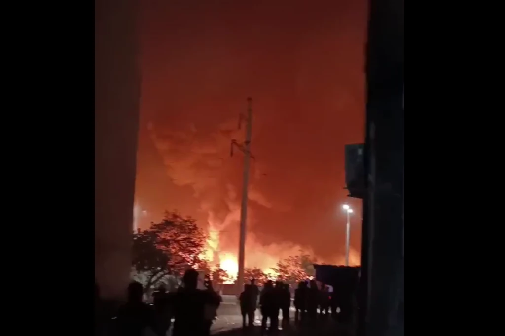LJUDI U PANICI BEŽE DA SAČUVAJU ŽIVU GLAVU! Strašna eskplozija blizu aerodroma, grom udario u skladište u Taškentu! (FOTO, VIDEO)