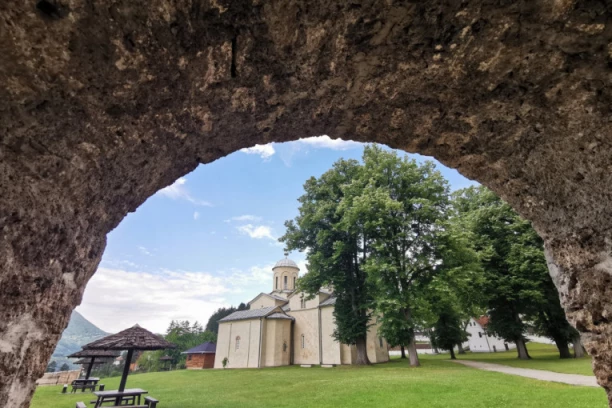 RUSKINJA SE IZLEČILA U SRPSKOM MANASTIRU, PA NAPRAVILA NEOČEKIVAN POTEZ!