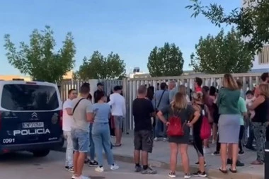 POTRESNE SCENE ISPRED ŠKOLE, RODITELJI MOLE BOGA DA NJIHOVO DETE NIJE IZBODENO! Ranjeno troje nastavnika i dvoje učenika - majke PLAČU OD MUKE, drže se za ogradu! (VIDEO)