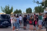 POTRESNE SCENE ISPRED ŠKOLE, RODITELJI MOLE BOGA DA NJIHOVO DETE NIJE IZBODENO! Ranjeno troje nastavnika i dvoje učenika - majke PLAČU OD MUKE, drže se za ogradu! (VIDEO)