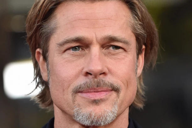 ŠTA SE DESILO SA LICEM BREDA PITA? Nove fotke šokirale fanove: Neće moći da trepne ako ovako nastavi...