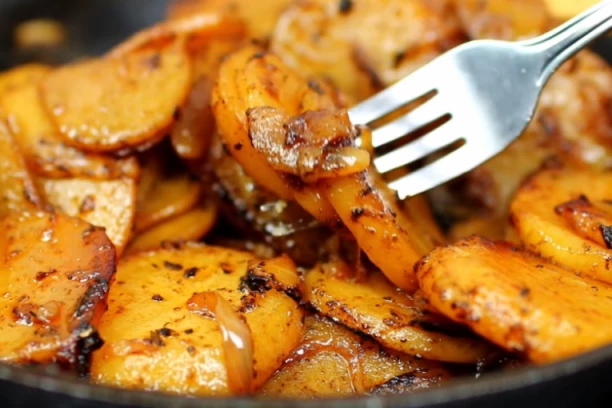 RESTOVAN KROMPIR: Sve domaćice OVDE greše, TAJNA je u jednom sastojku koju mu daje pravu SOČNOST!