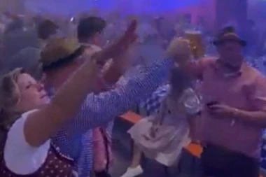 NACI OKTOBER FEST: Na seoskom festivalu u Nemačkoj pod šatrom odjeknula KORAČNICA VERMAHTA, pijani gosti zapevali i dizali ruke u nacistički pozdrav! (VIDEO)