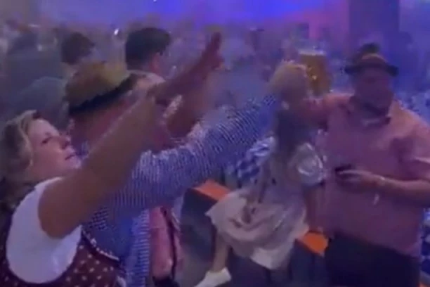 NACI OKTOBER FEST: Na seoskom festivalu u Nemačkoj pod šatrom odjeknula KORAČNICA VERMAHTA, pijani gosti zapevali i dizali ruke u nacistički pozdrav! (VIDEO)