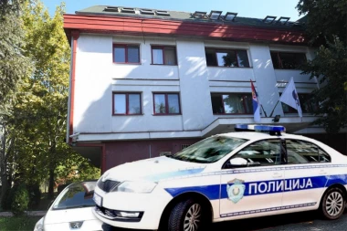 OVO JE STUDENTSKI DOM GDE JE POMAHNITALI MLADIĆ ULETEO SA REPLIKOM PIŠTOLJA! Pretio svojoj devojci, a i policiji - studenti u ŠOKU! (FOTO GALERIJA)