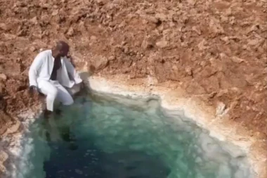 MUŠKARAC JE UŠAO U RUPU U ZEMLJI ISPUNJENU VODOM: Dogodila se potpuno neočekivana stvar i umesto da potone bio je svedok prirodnog fenomena! (VIDEO)