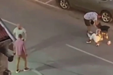 NAJDEBLJI KRAJ IZVUKLA DEVOJKA KOJA JE POKUŠALA DA IH RAZDVOJI! Predao se vinovnik stravične tuče u Novom Sadu! (UZNEMIRUJUĆI VIDEO)