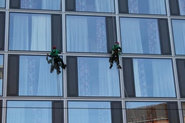 VIDEO JE SAMO DA UZIMA NOŽ: Tetka Zlata mislila od perača prozora da je lopov, pa mu PRESEKLA UŽE! ČItav život mu je tada PROLETEO PRED OČIMA