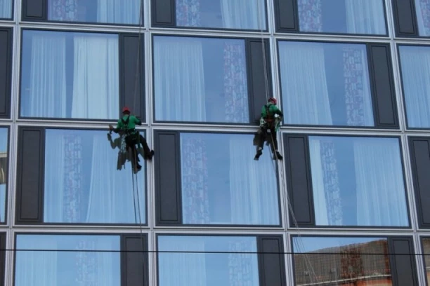 VIDEO JE SAMO DA UZIMA NOŽ: Tetka Zlata mislila od perača prozora da je lopov, pa mu PRESEKLA UŽE! ČItav život mu je tada PROLETEO PRED OČIMA