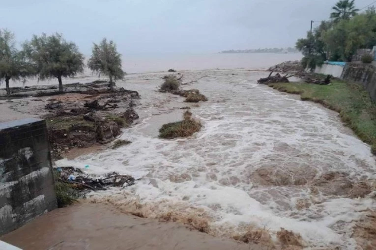 KATAKLIZMA U GRČKOJ! Škole više ne rade, poplave nose puteve, a građani su dobili UZNEMIRUJUĆU PORUKU!