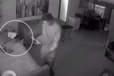 TROGODIŠNJA DEVOJČICA SE UPUCALA DOK JE ROĐAK PORED NJE GLEDAO FUDBAL! Kamera snimila trenutak užasa! (VIDEO)