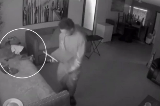 TROGODIŠNJA DEVOJČICA SE UPUCALA DOK JE ROĐAK PORED NJE GLEDAO FUDBAL! Kamera snimila trenutak užasa! (VIDEO)