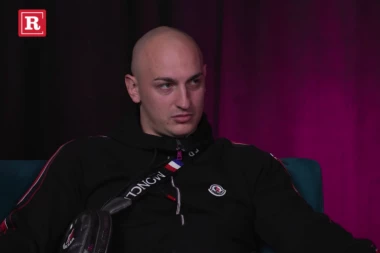 SKANDALOZNO! Mališani SKAČU po stolovima uz Desingericu i OPONAŠAJU ga uz BRUTALNE reči, GDE SU RODITELJI? (VIDEO)