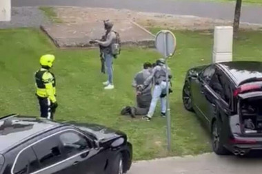 SNIMAK SPEKTAKULARNOG HAPŠENJA UBICE U ROTERDAMU: Policija brzo reagovala, ubica vezan i sa povezom na očima (VIDEO)