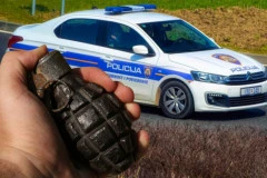 PIJAN SEDEO U PARKU S BOMBOM U RUKAMA! Drama u centru grada, policija ga okružila sa svih strana!