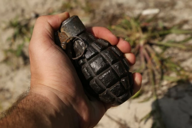 EKSPLODIRALA BOMBA U POŠTI U ZVEČANU! Druga detonirana!