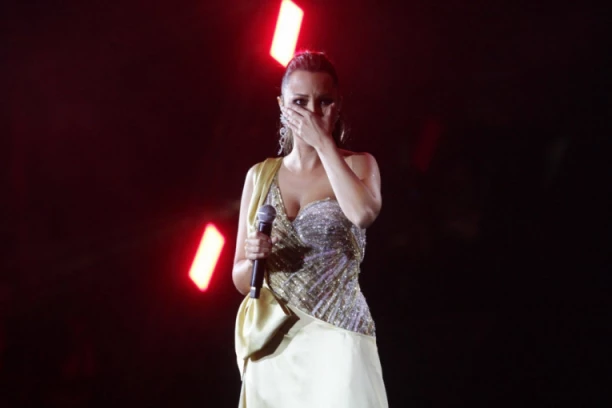 PRIJU SAVLADALE EMOCIJE: Uhvatila se za glavu, SLOMILA se pred punom Arenom, pa se obratila mami! (VIDEO)