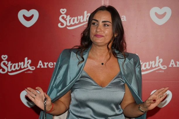 SNIMAK PRIJINE MAJKE USIJAO MREŽE: Sada je jasno na koga je Aleksandra nasledila TALENAT, svi zanemeli kad je zapevala uživo (VIDEO)