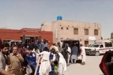 MASAKR ISPRED DŽAMIJE: Bombaš samoubica aktivirao paklenu napravu tokom proslave, najmanje 52 žrtve, 50 povređenih (UZNEMIRUJUĆI VIDEO)