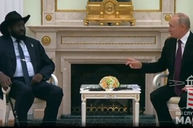 CIRKUS U KREMLJU: Predsednik Južnog Sudana se ne snalazi sa slušalicama za prevod, pogledajte reakciju Putina! Samo što nije pukao od smeha! (VIDEO)