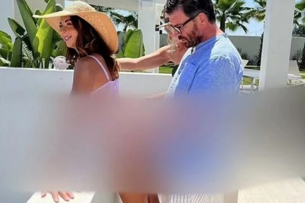 SIMULIRALI INTIMAN ODNOS PRED SVIMA? Poznati par ZAPREPASTIO sve, ona na ogradi, a on iza nje... (FOTO)