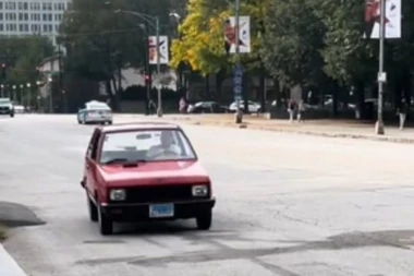 SRBIN ŠOKIRAO AMERIKANCE! Crveni Yugo zvezda Čikaga, svi se okreću za njim! A tek da vidite ŠTA MU PIŠE NA REGISTRACIJI