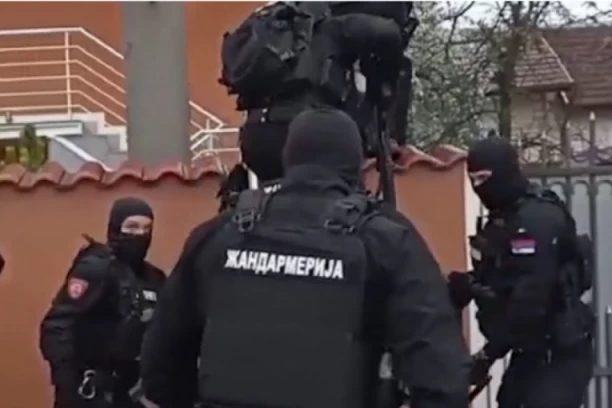 SPEKTAKULARNO HAPŠENJE KRIMINALNE GRUPE U BEOGRADU! Muškarac pao TOKOM PRIMOPREDAJE - nabavljali drogu iz Holandije, pa prodavali u Srbiji