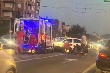 DETALJI UDESA NA ZRENJANINSKOM PUTU: Motorom se zakucao u jedan, pa u drugi automobil, četiri osobe povređene! (FOTO)