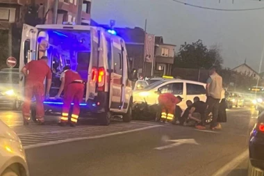 UDES NA ZRENJANINSKOM PUTU! Motociklista leži na putu, Hitna pomoć na licu mesta pruža pomoć!